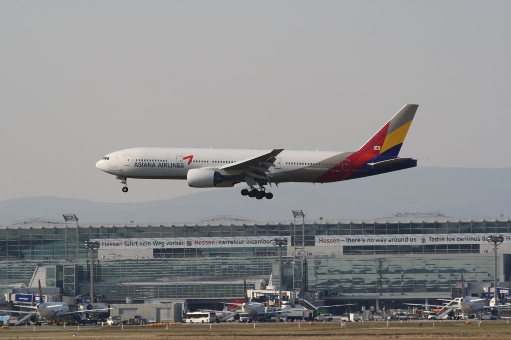 Boeing 777-28E(ER) - HL7596 - Asiana Airlines

im Landeanflug auf Frankfurt/Main am 21. Mrz 2009