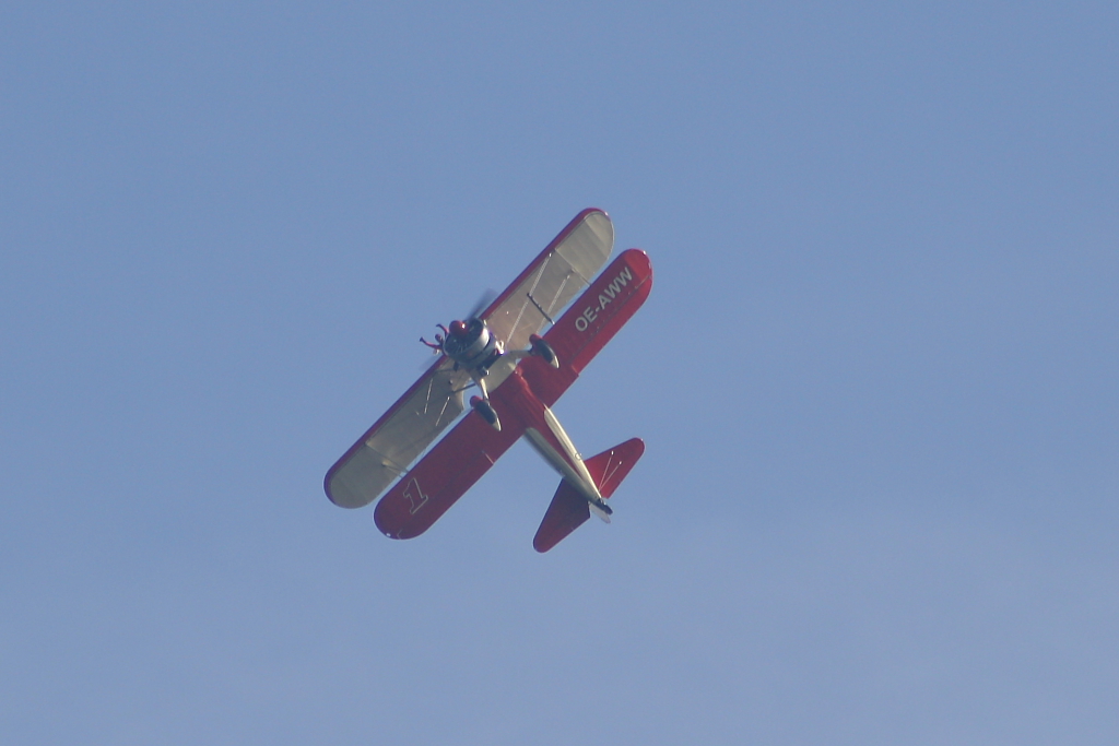 Boeing Stearman mit der Kennung OE-AWW beim Wingwalking beim Flugplatzfest Karlsruhe-Forchheim am 18. September 2010 

