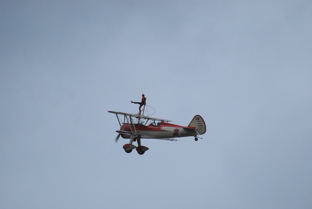 Boeing Stearman PT17 OE-AXX mit Wing Walker auf der ILA Berlin-Schnefeld am 12.06.10