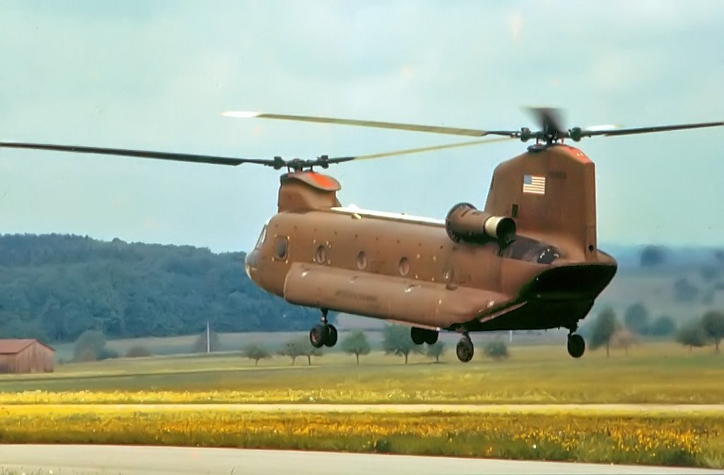 Boeing-Vertol CH-47 Chinook der US-Army Anfang der 80iger Jahre in Sddeutschland (Scan vom Dia) 