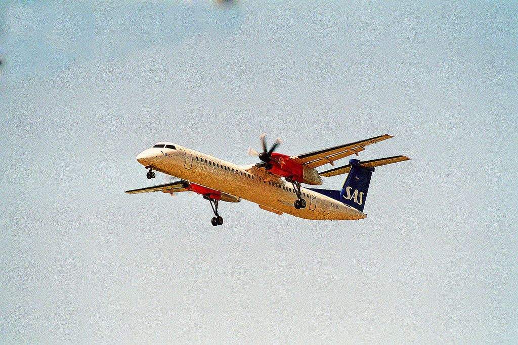 Bombardier Dash 8Q400 LN-RDL der SAS Scandinavien Airlines im Anflug auf den Hamburger Flughafen. Wegen Fahrwerksproblemen hat SAS alle Maschinen dieses Typs ausgemustert. 