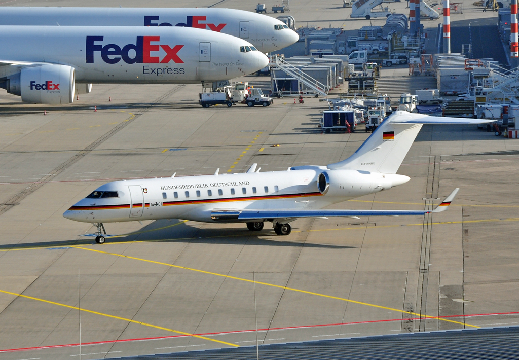 Bombardier Global 5000 14+01 der Luftwaffe auf dem Weg zur Startbahn in CGN - 28.10.2012