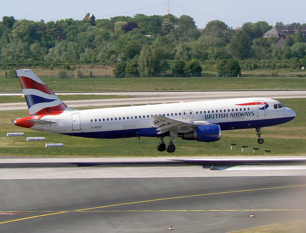 British A320-100 G-BUSF kurz vorm Touchdown auf 05R in DUS / EDDL / Düsseldorf am 01.05.2007