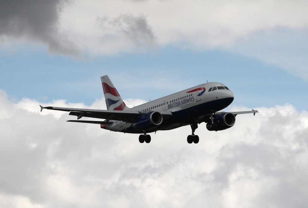 British Airways A 319-131 G-EUOA bei der Landung in Berlin-Tegel am 20.07.2012