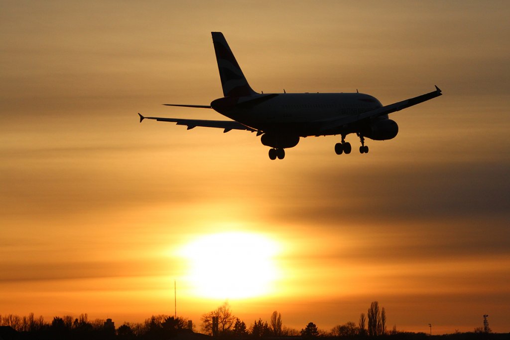 British Airways A 319-131 G-EUOE bei der Landung in Berlin-Tegel am 28.12.2012
