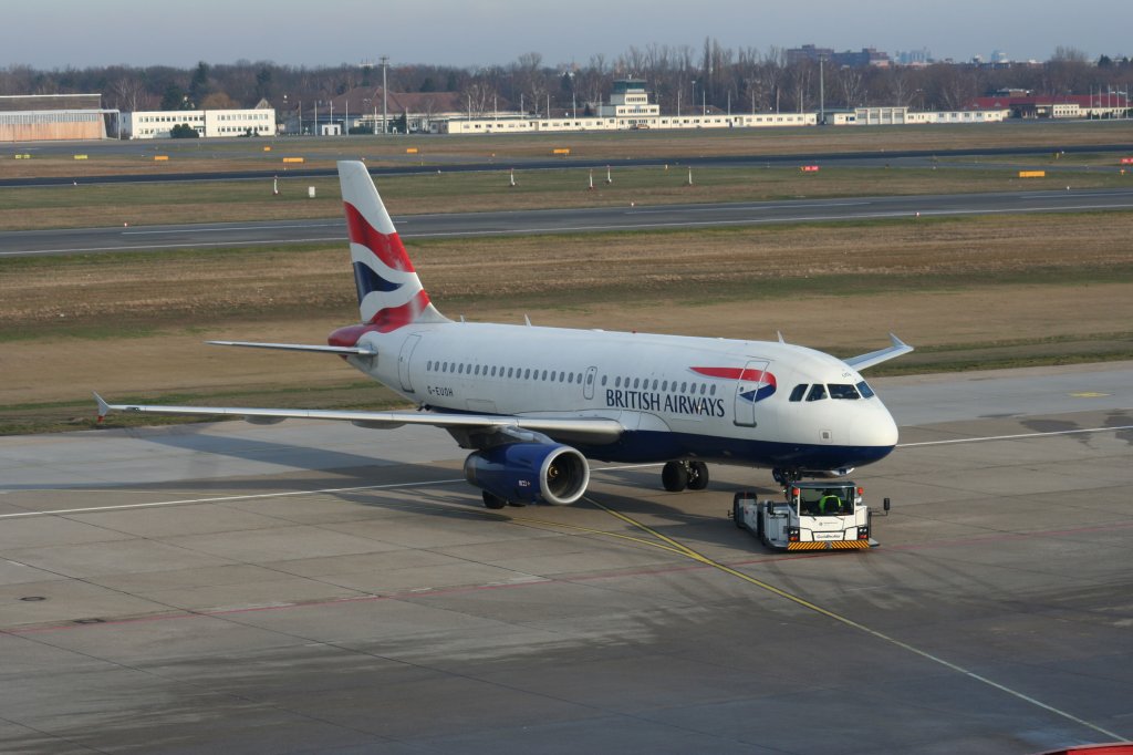 British Airways A 319-131 G-EUOH beim Pushback am 05.12.2009 auf dem Flughafen Berlin-Tegel