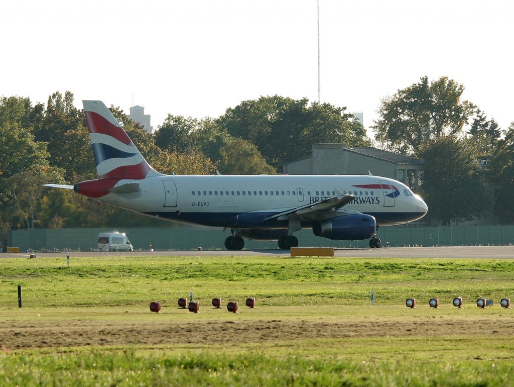 British Airways A 319-131 G-EUPC kurz vor dem Start in Berlin-Tegel am 30.09.2011