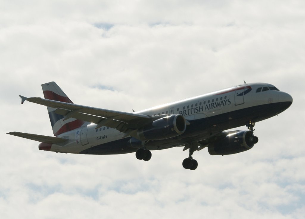 British Airways A 319-131 G-EUPF kurz vor der Landung in Berlin-Tegel am 09.06.2012