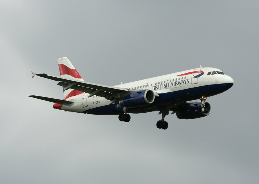 British Airways A 319-131 G-EUPP kurz vor der Landung in Berlin-Tegel am 25.06.2012