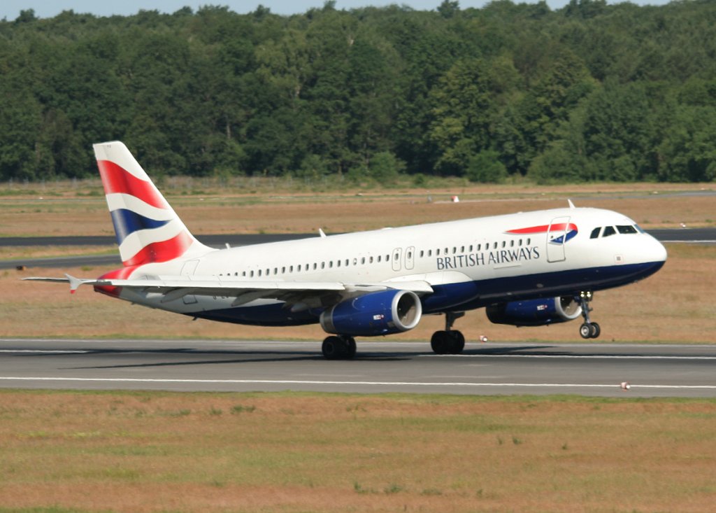 British Airways A 320-232 G-EUYG bei der Landung in Berlin-Tegel am 02.06.2011
