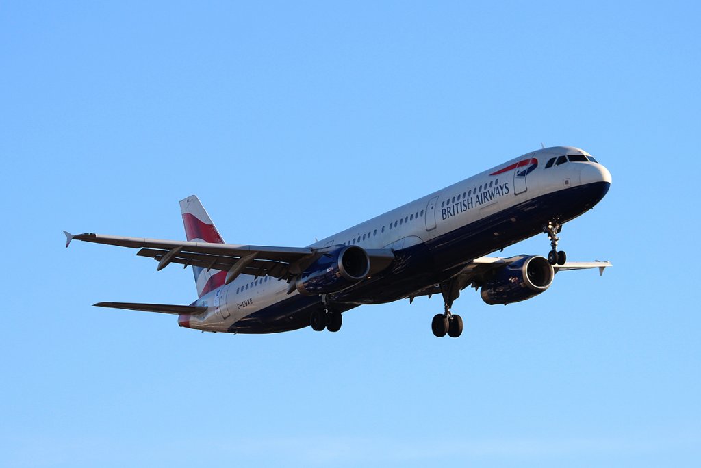 British Airways A 321-231 G-EUXE bei der Landung in Berlin-Tegel am 28.12.2012