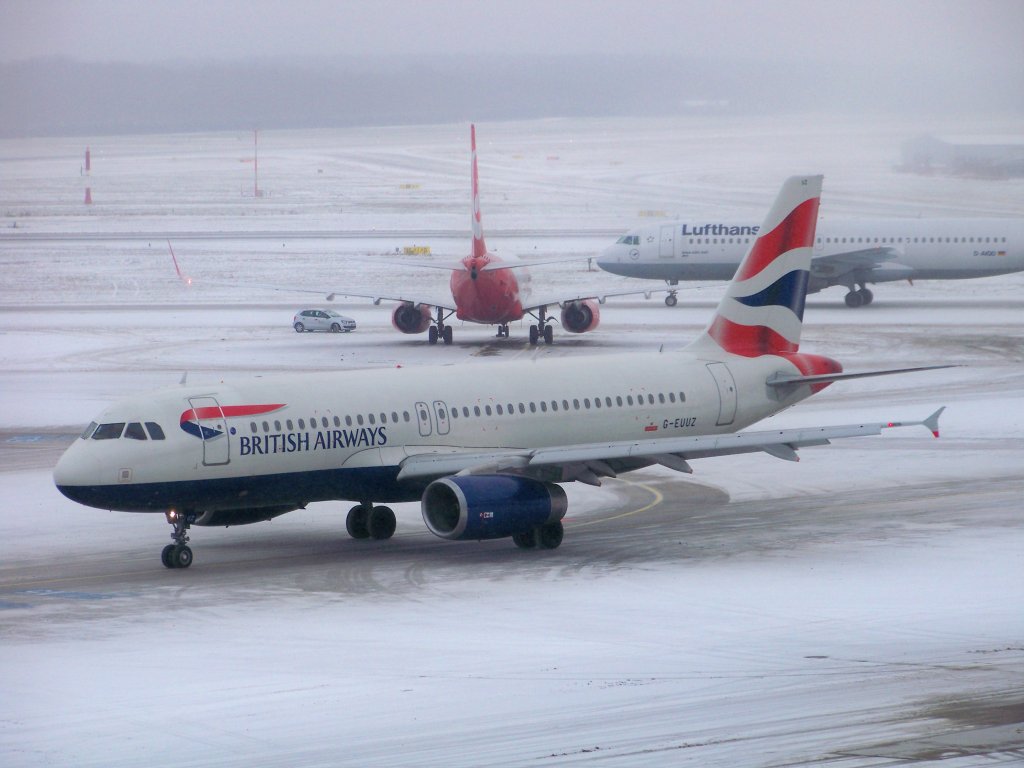 British Airways, A320-232, G-EUUK auf dem Hamburger Flughafen. Aufgenommen am 19.12.09.