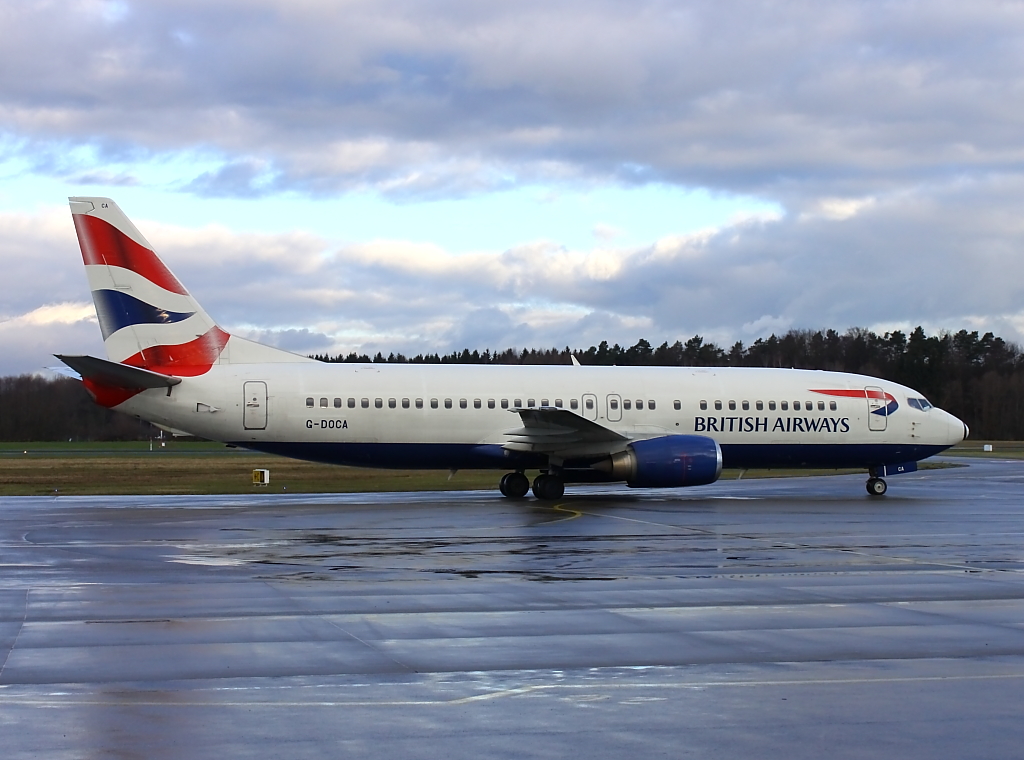 British Airways mit einer Boeing 737-400 in Friedrichshafen, British Airways fliegt Ski-Chater Verbindungen zwischen London-Gatwick und Friedrichshafen. Am 30.12.2012 wurde die G-DOCA in Friedrichshafen fotografiert.
