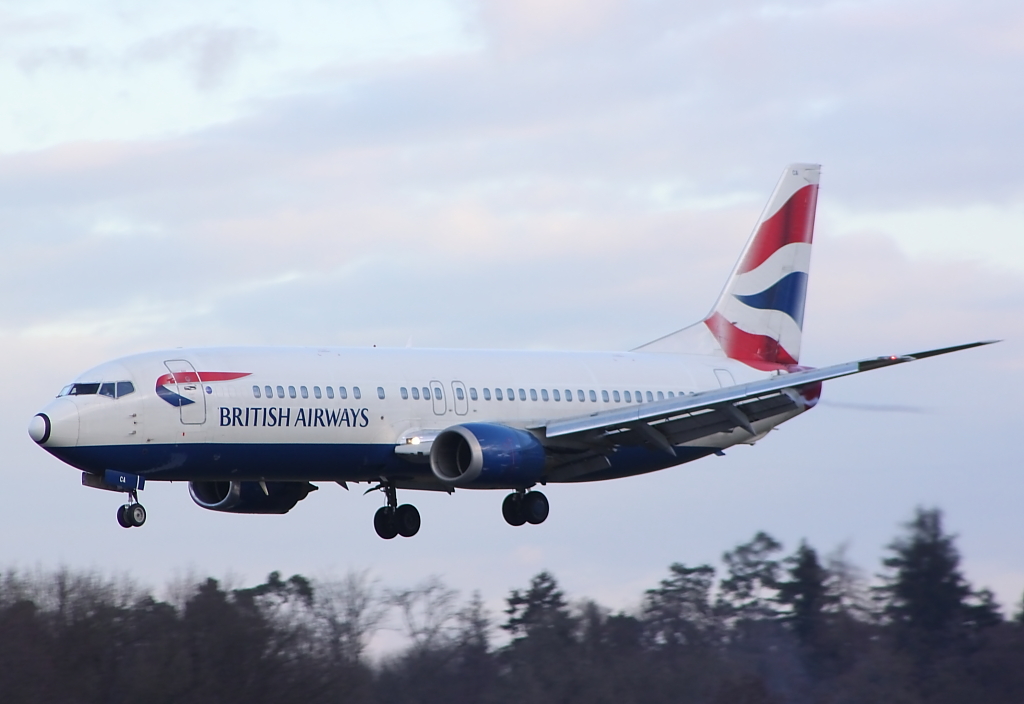 British Airways mit einer Boeing 737-400 in Friedrichshafen, British Airways fliegt Ski-Chater Verbindungen zwischen London-Gatwick und Friedrichshafen. Am 30.12.2012 wurde die G-DOCA in Friedrichshafen fotografiert.