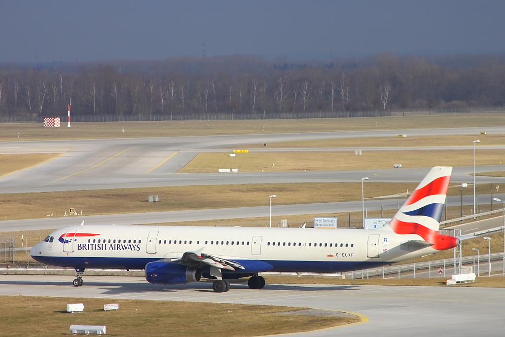 British Airways in Mnchen, der A321 rollt Richtung Startbahn um dann nach London zu fliegen ...