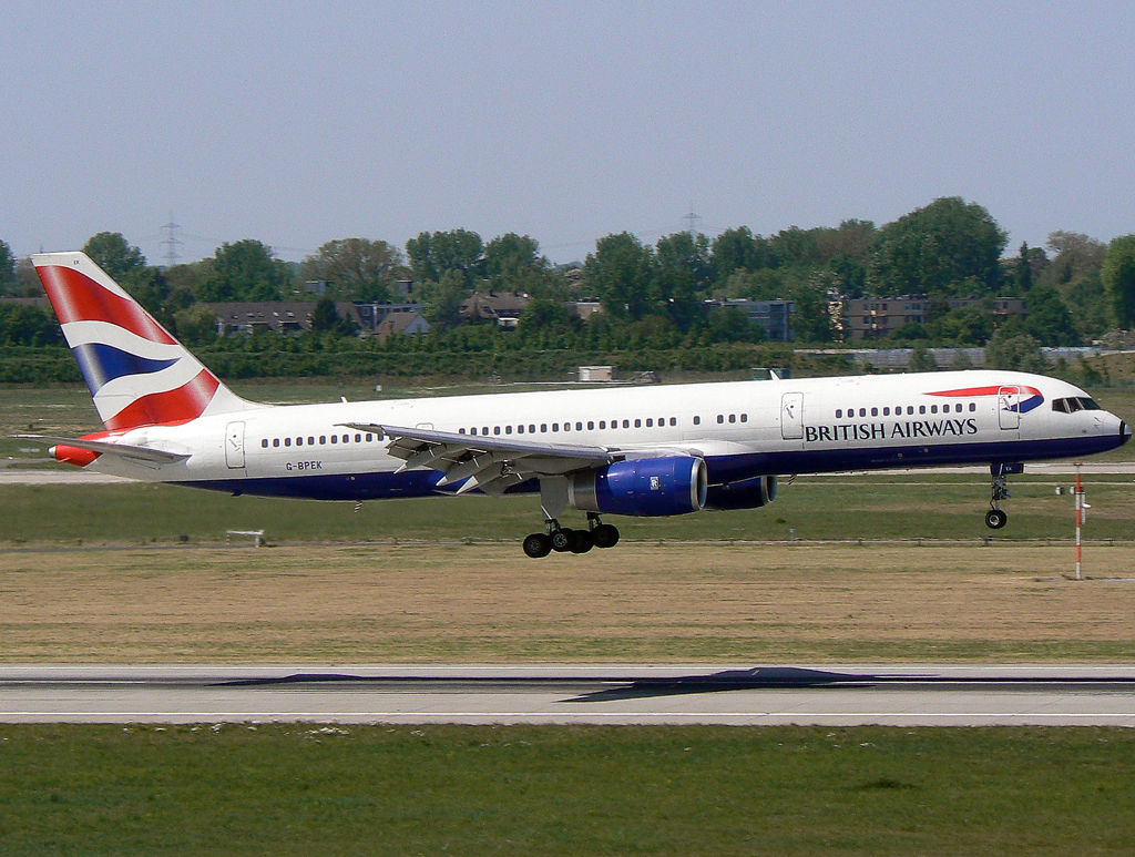 British B757-200 G-BPEK kurz vorm Touchdown auf 05R in DUS / EDDL / Düsseldorf am 01.05.2007