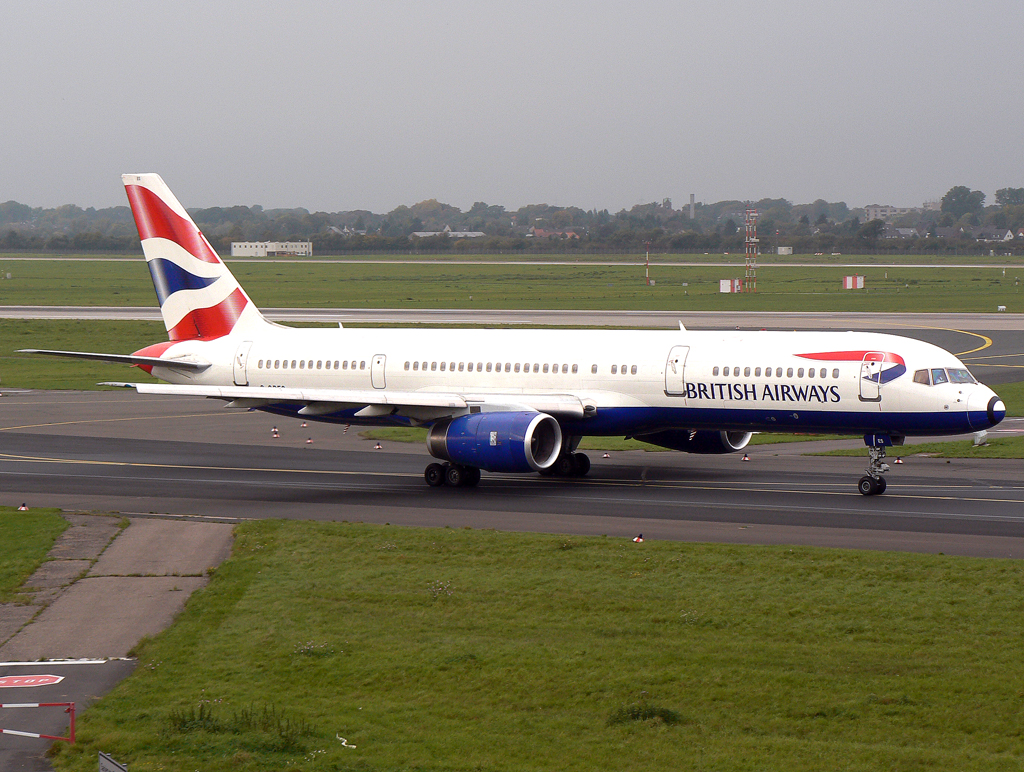 British B757-200 G-CPES auf dem Taxiway zur 23L in DUS / EDDL / Düsseldorf am 03.10.2007