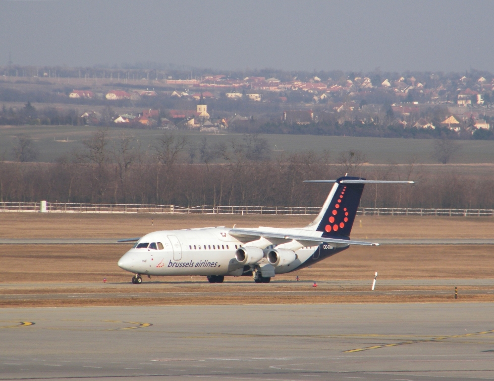 Brssels Airlines OO-DWF (Aerospace Avro RJ100) landet am Flughafen Budapest Ferihegy, am 09. 03. 2012.  