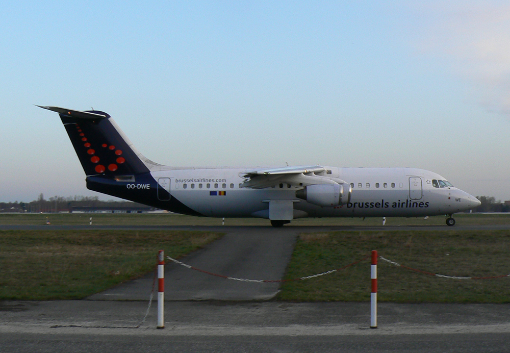 Brussels Airlines Avro Regjet RJ100 OO-DWE am frhen Morgen des 02.04.2010 auf dem Flughafen Berlin-Tegel