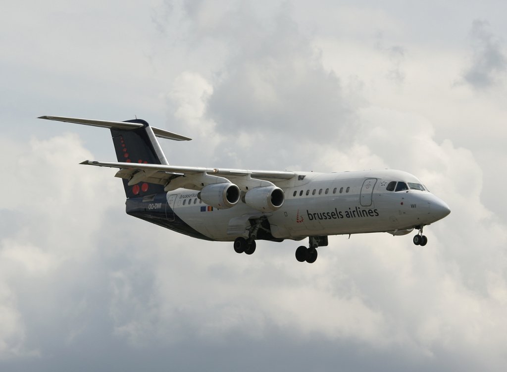 Brussels Airlines Avro Regjet RJ100 OO-DWI kurz vor der Landung in Berlin-Tegel am 27.05.2011
