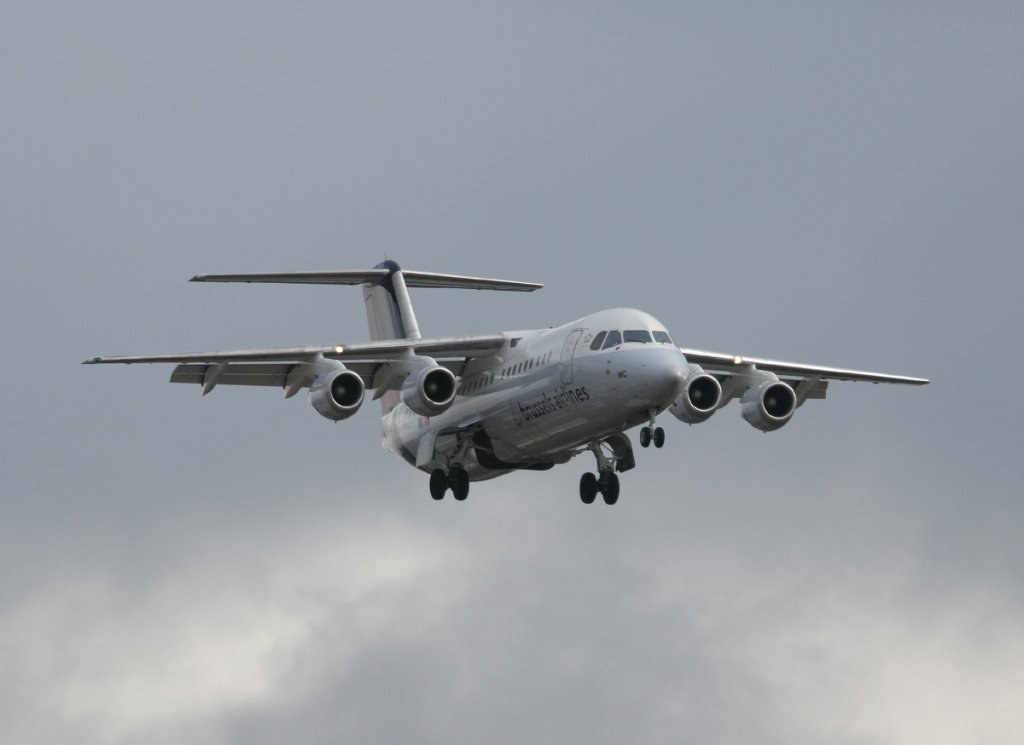 Brussels Airlines Avro Regjet RJ100 OO-DWC kurz vor der Landung in Berlin-Tegel am 19.02.2012