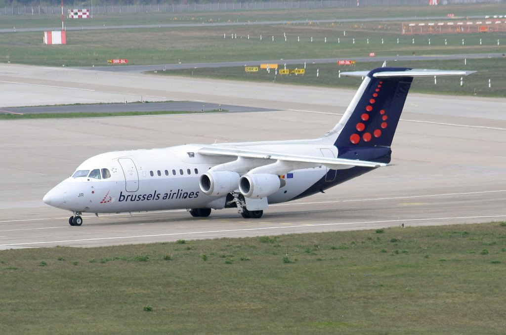 Brussels Airlines Avro Regjet RJ85 OO-DJR bei der Ankunft in Berlin-Tegel am 24.04.2010