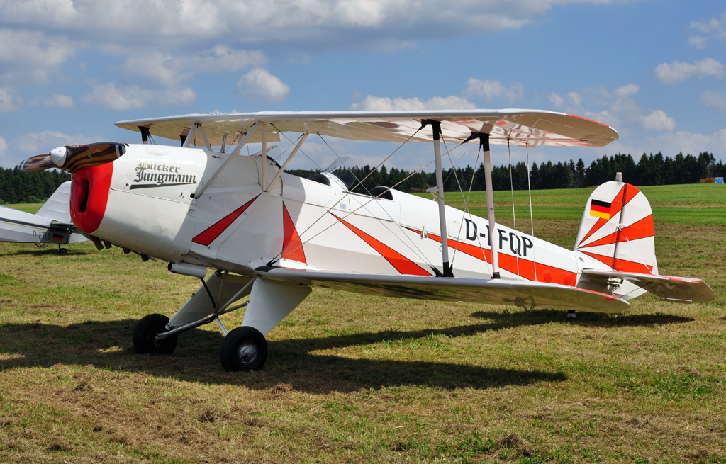 Bcker 131 Jungmann, D-EFQP, abgestellt am Flugplatz Breitscheid - 21.08.2010
