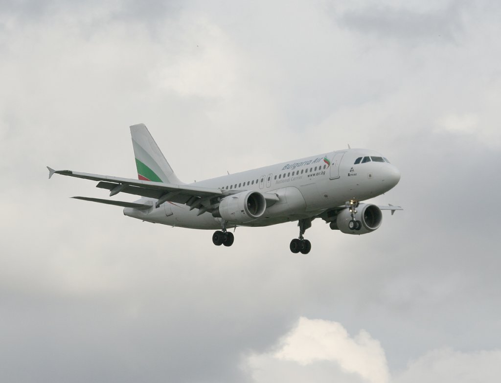 Bulgaria Air A 319-112 LZ-FBA bei der Landung in Berlin-Tegel am 25.06.2012