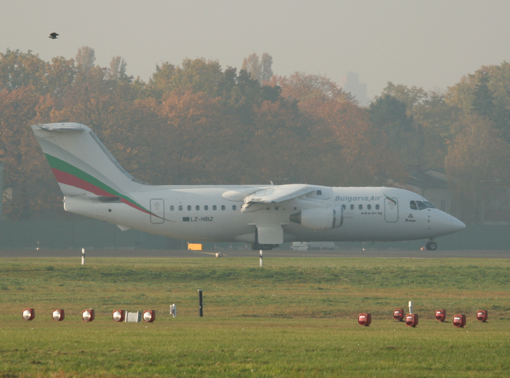 Bulgaria Air BAe-146-200 LZ-HBZ kurz vor dem Start in Berlin-Tegel am 29.10.2011