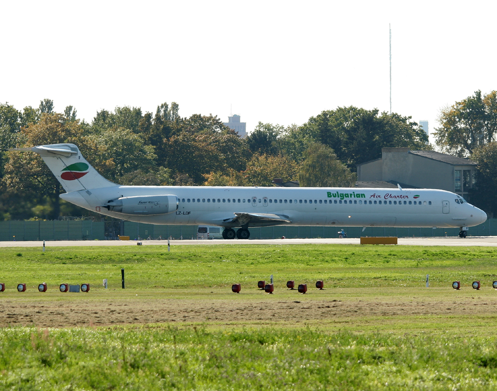 Bulgarian Air Charter MD 82 LZ-LDF kurz vor dem Start in Berlin-Tegel am 30.09.2011