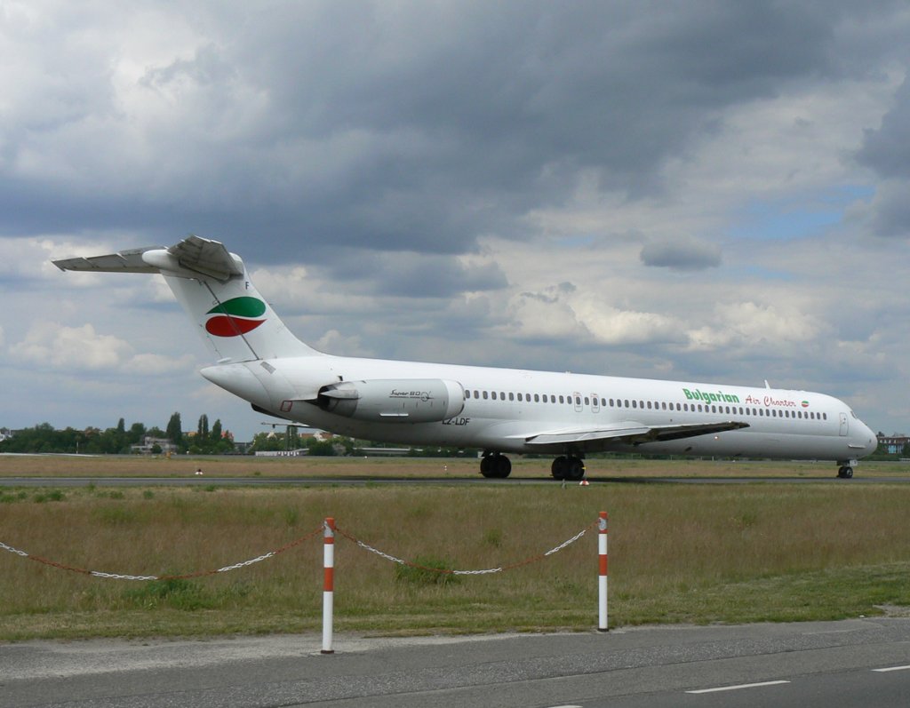 Bulgarian Air Charter MD-82 LZ-LDF auf dem Weg zum Start in Berlin-Tegel am 27.05.2011