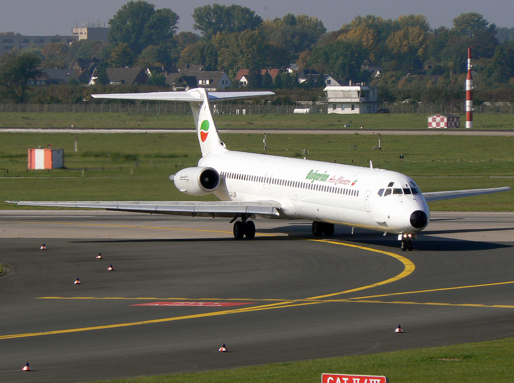Bulgarian Air Charter MD-82 LZ-LDF beim Verlassen der 05R in DUS / EDDL / Düsseldorf am 07.10.2007