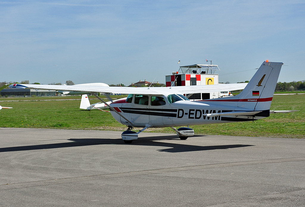 C 172 Skyhawk auf dem Flugplatz Oberschleiheim - 28.04.2012