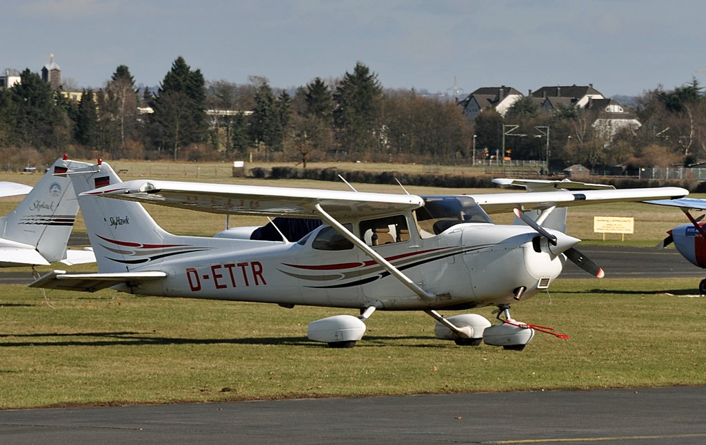 C 182 SkyHawk D-ETTR in Bonn-Hangelar 04.03.2010