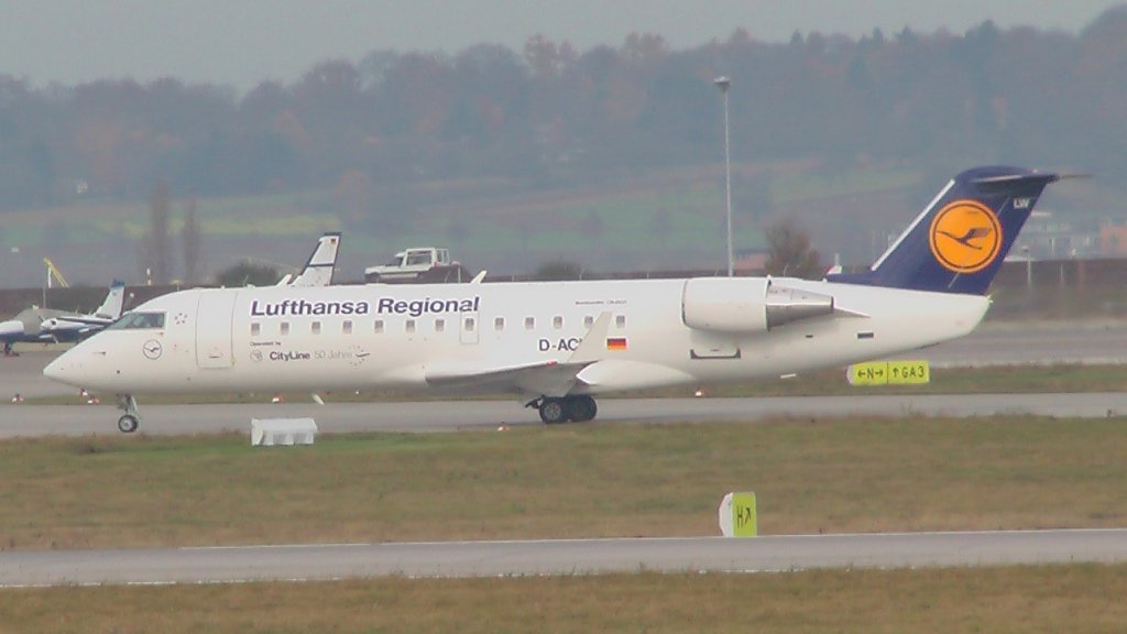 Canadair CRJ200 der Lufthansa CityLine nach der Landung in Stuttgart