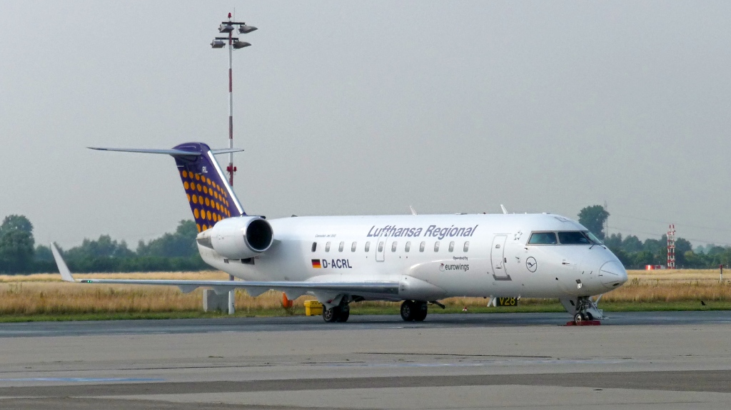 Canadair Jet 200 (CRJ200) D-ACRL der Eurowings im Auftrag der Lufthansa Regional in DUS.