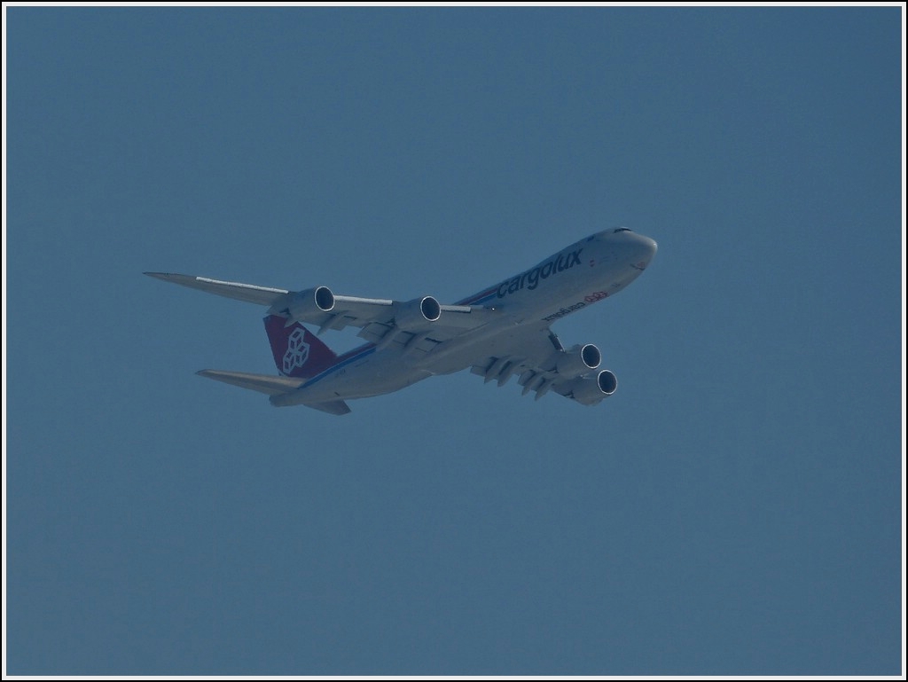 Cargolux Boeing 747-8R7F LX-VCA hat soeben ihren Heimatflughafen Findel verlassen und wird in krze nur mehr als kleiner Punkt am Himmel zu Sehen sein.  15.3.2013  (Jeanny)