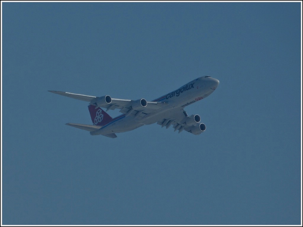 Cargolux Boeing 747-8R7F LX-VCA hat soeben ihren Heimatflughafen Findel verlassen und wird in krze nur mehr als kleiner Punkt am Himmel zu Sehen sein.  15.3.2013  (Jeanny)