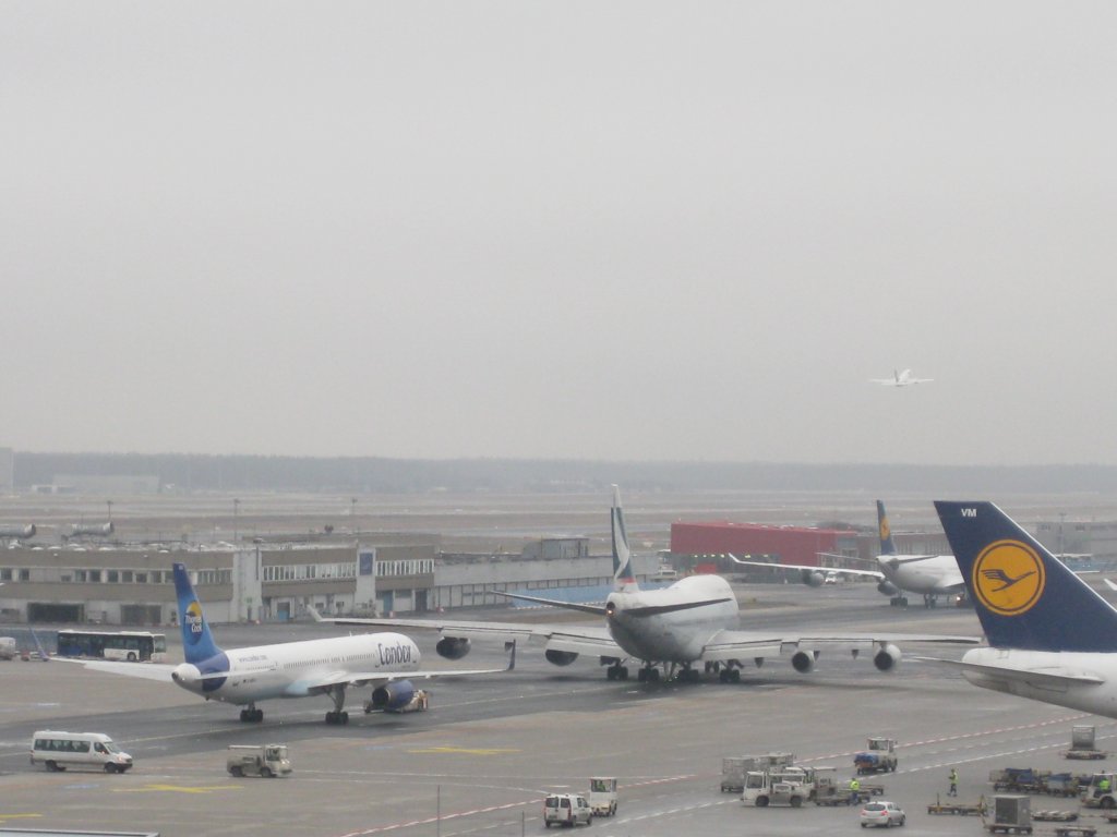 Cathay Pacific-Boeing 747-400 und Condor Boeing 757-300 in Frankfurt (06.02.2010)