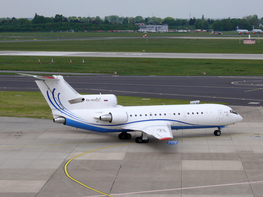 Centre Avia; RA-42423; Yakovlev Yak-42D. Flughafen Dsseldorf. 10.05.2010.
 
 
