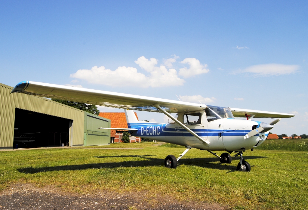 Cessna-150 'D-EOHC' am Flugplatz Nienburg-Holzbalge (EDXI) vorm Hangar, 6. Juni 2010.