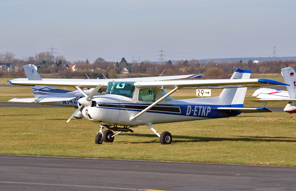 Cessna 150 L, D-ETKP in Bonn-Hangelar 09.02.2011