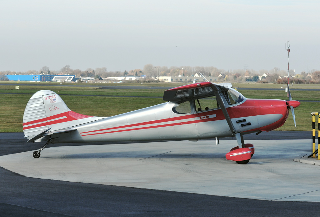 Cessna 170 B an der Tankstelle in Bonn-Hangelar - 25.11.2011