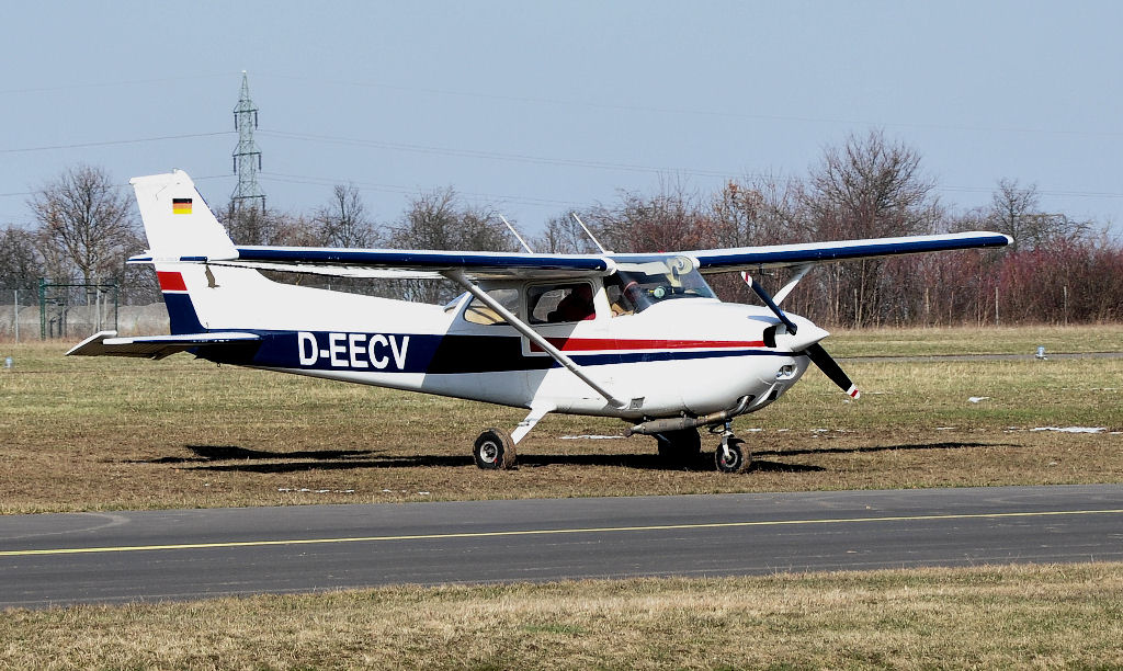 Cessna 172, D-EECV, auf dem Flugplatz Koblenz-Winningen, 10.03.2010