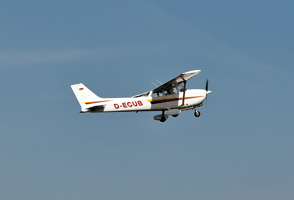 Cessna 172 N, D-ECUB, takeoff at EDKB - 06.03.2013