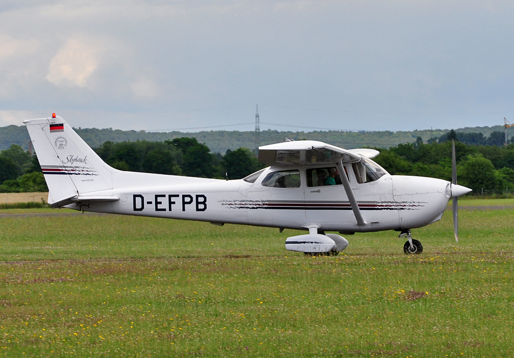 Cessna 172 R Skyhawk D-EFPB in Bonn-Hangelar - 07.07.2012