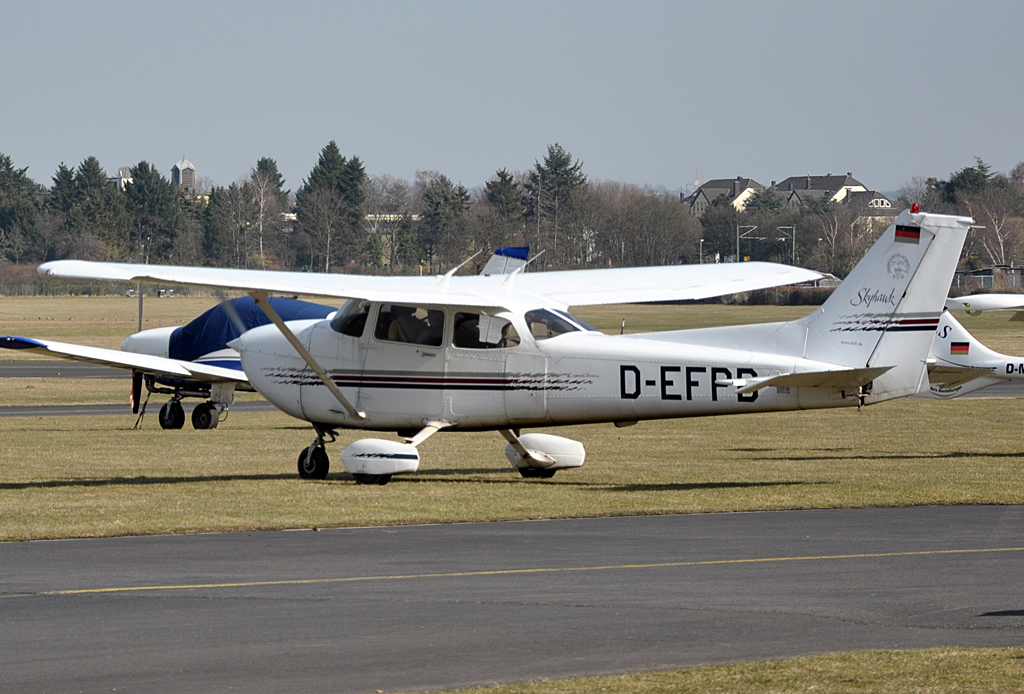 Cessna 172 R Skyhawk D-EFPB in Bonn-Hangelar - 06.03.2013