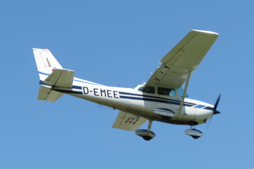 Cessna 172N Skyhawk (D-EMEE)
Aufnahmeort: Flugplatz Zell am See/sterreich
Aufnahmedatum: 17.06.2013