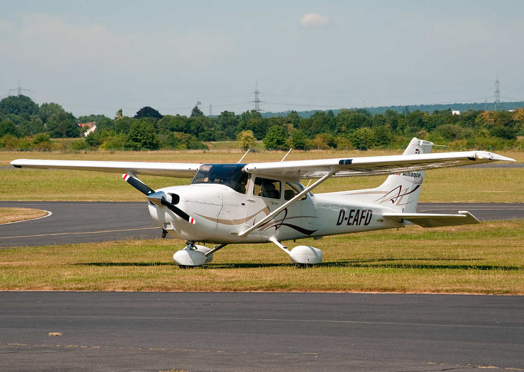 Cessna 172S Skyhawk SP - D-EAFD in Bonn-Hangelar - 23.08.2012