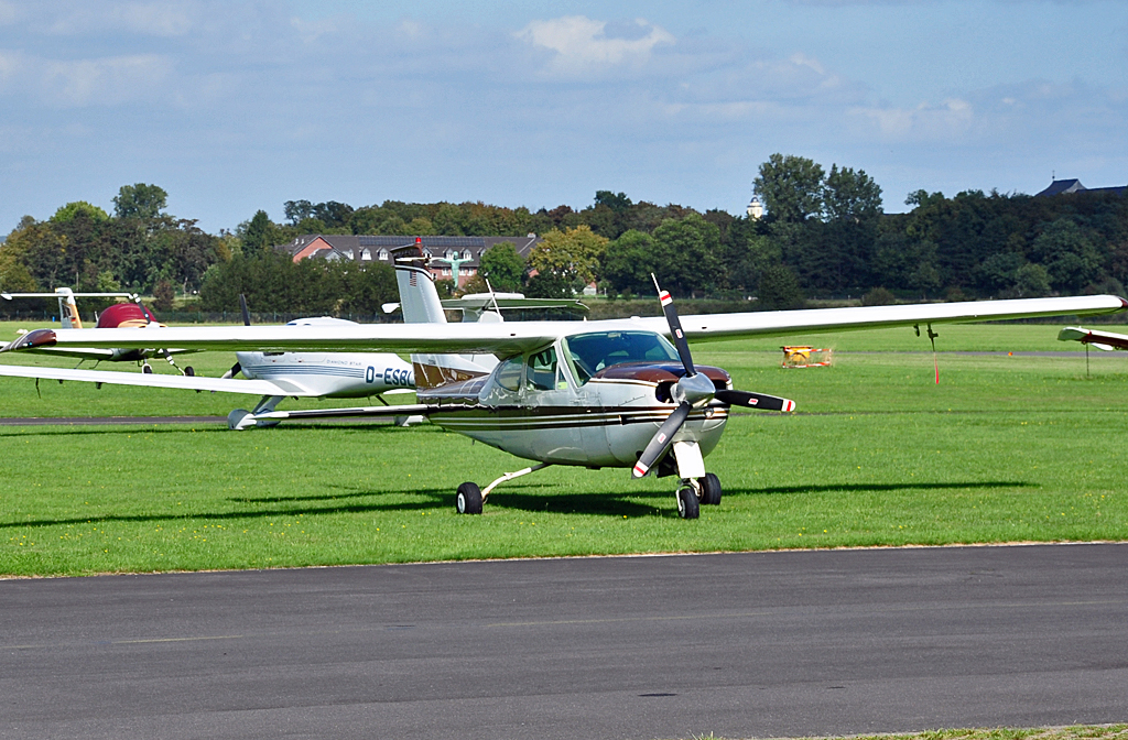 Cessna 177 RG Cardinal auf dem Abstellplatz in Bonn-Hangelar - 14.09.2011